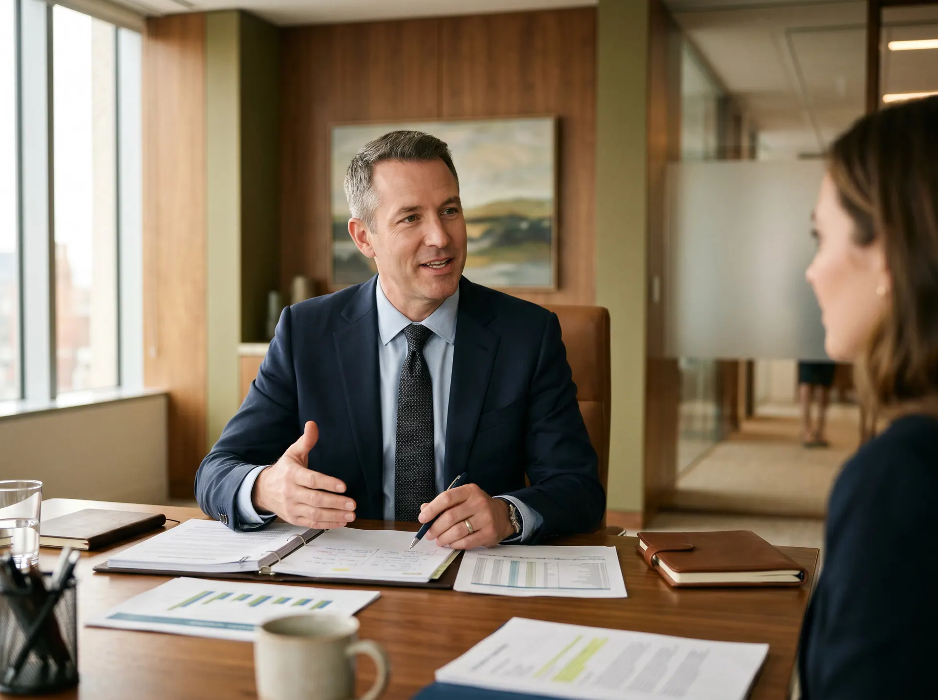 Commercial Project Manager im Beratungsgespräch über Vertrags- und Projektunterlagen (KI-generiertes Symbolbild) — Headhunter für Commercial Project Management