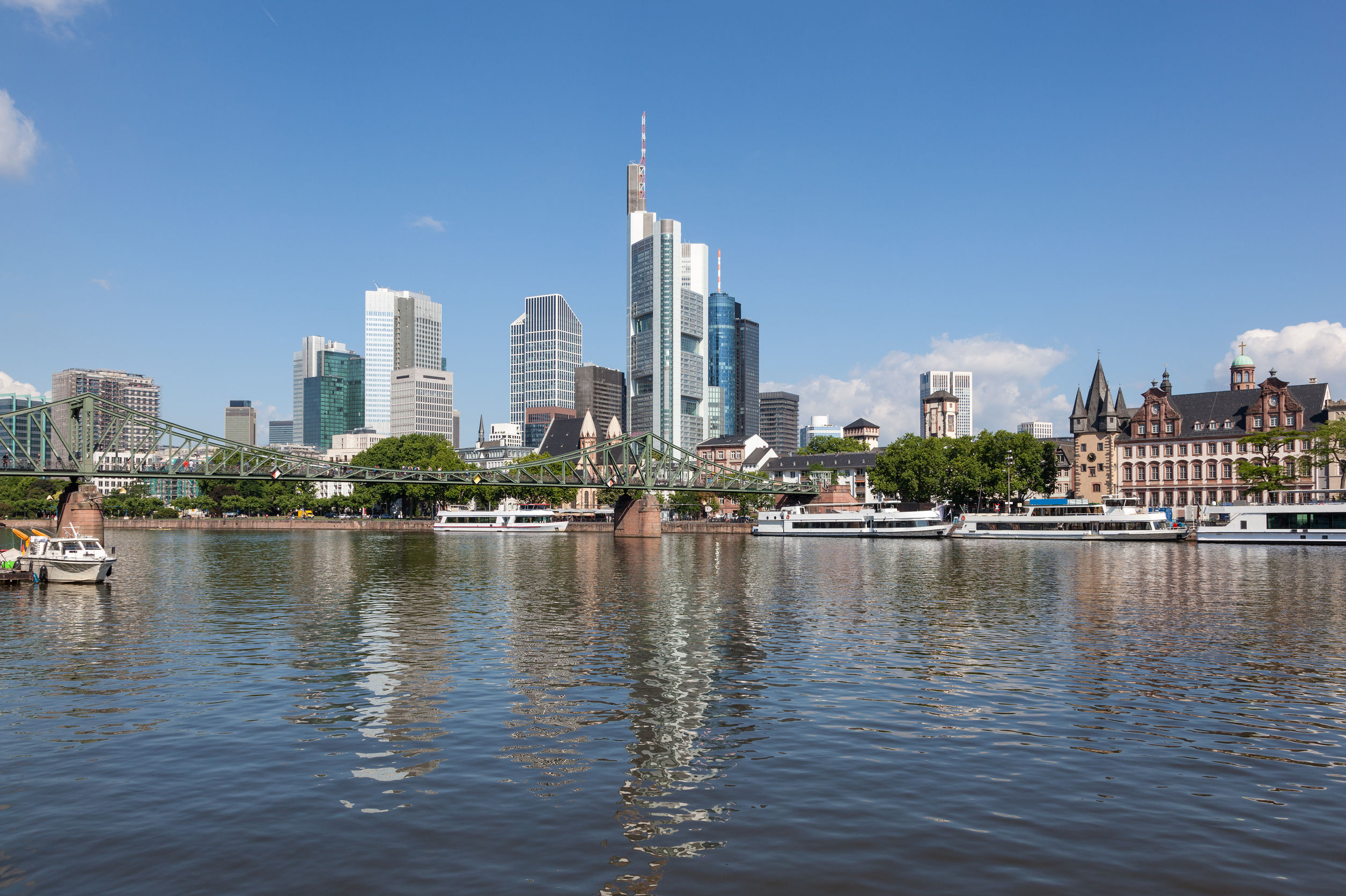 Frankfurter Bankenviertel bei Nacht — Headhunter Investment Banking
