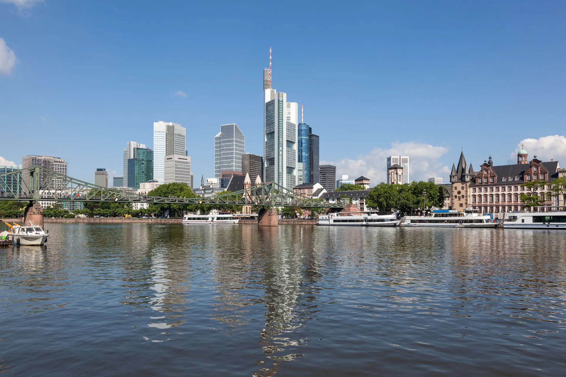 Frankfurter Bankenviertel bei Nacht — Headhunter Investment Banking