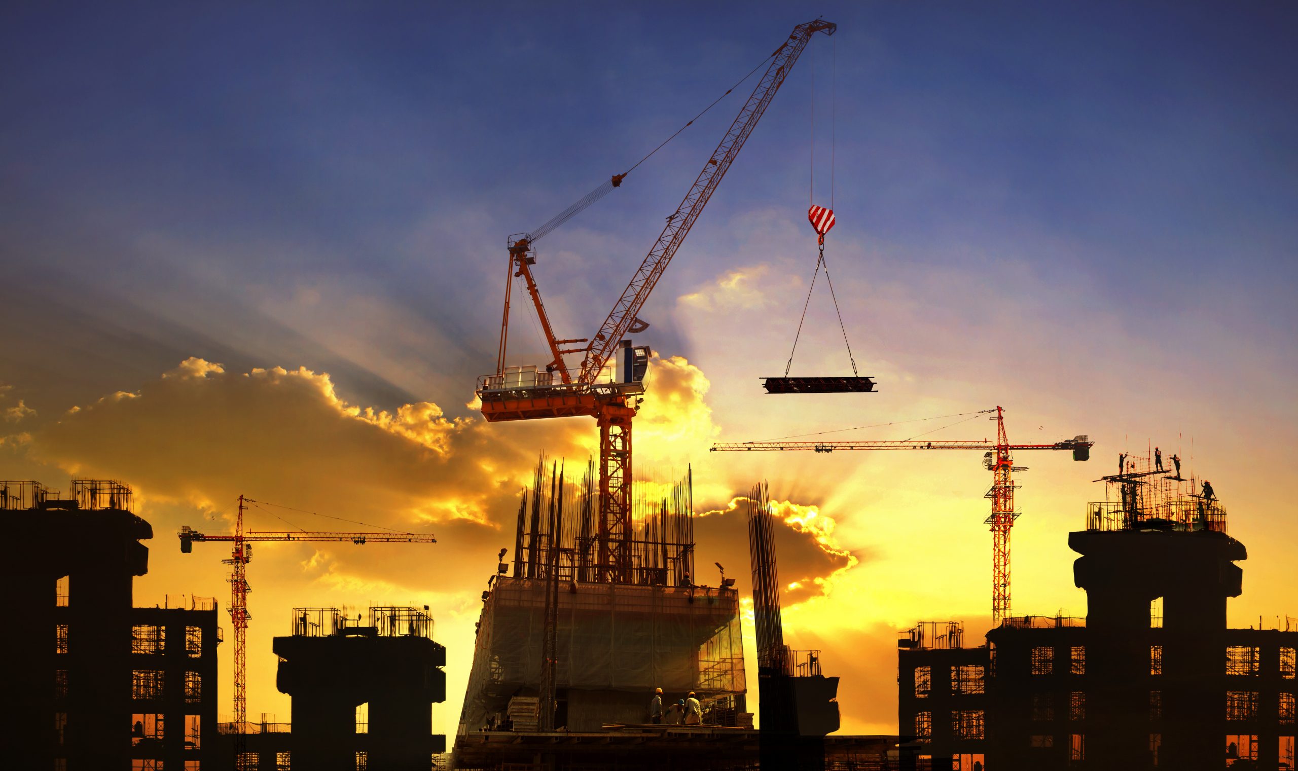 Großbaustelle mit Kran im Abendlicht — Headhunter & Personalberatung für Bauingenieure