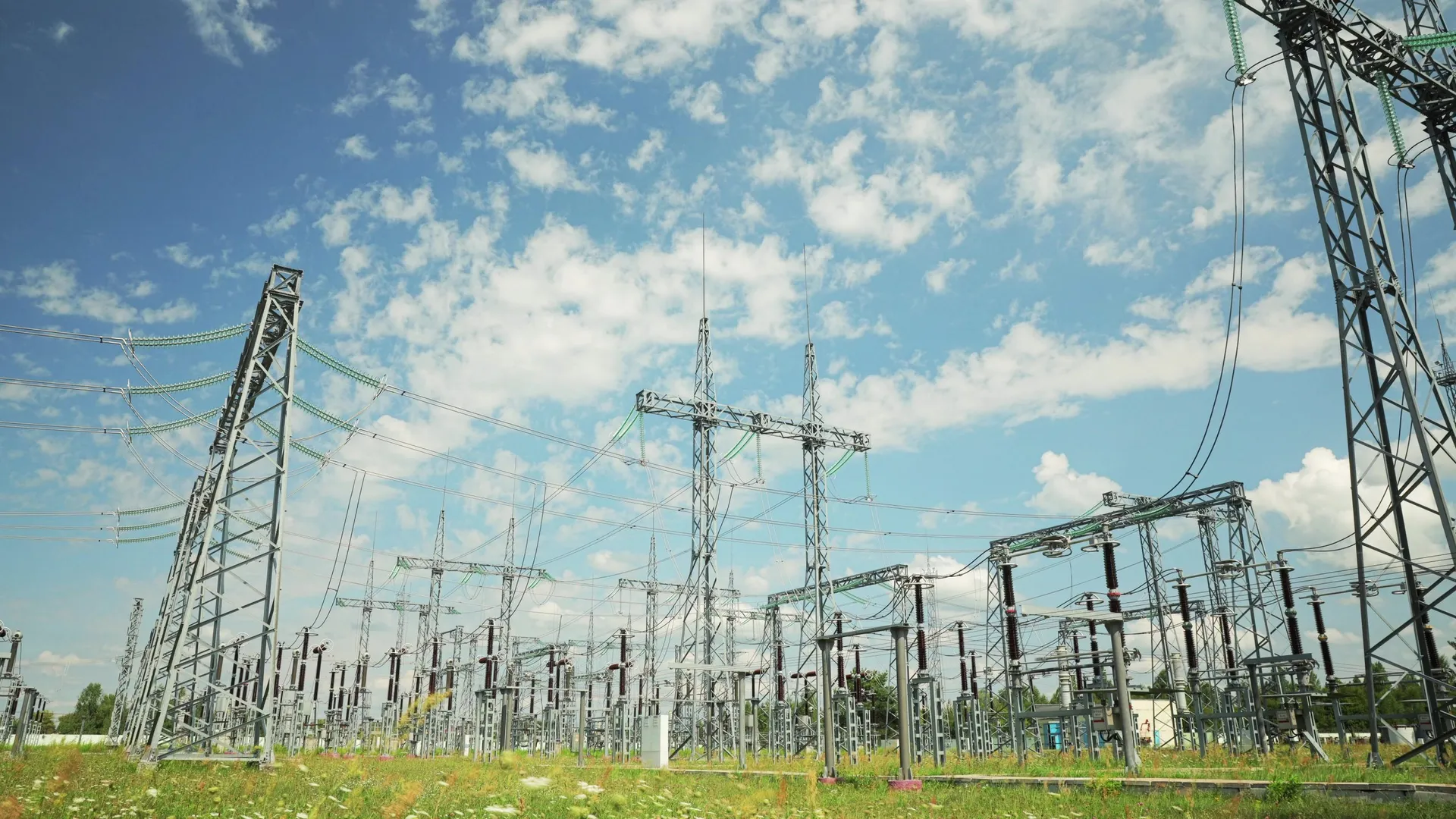 Umspannwerk und Hochspannungsleitungen — Executive Search Energiewirtschaft